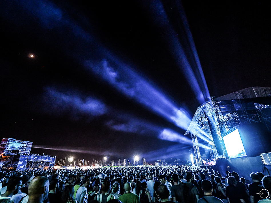 Το κοινό και οι James στη σκηνή του Release Athens Festival 2019