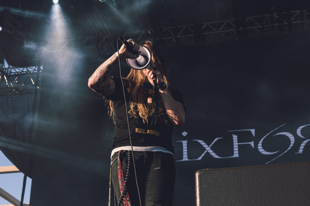 O τραγουδιστής Fotis Benardo των SiXforNinE στη σκηνή του Release Athens Festival 2019